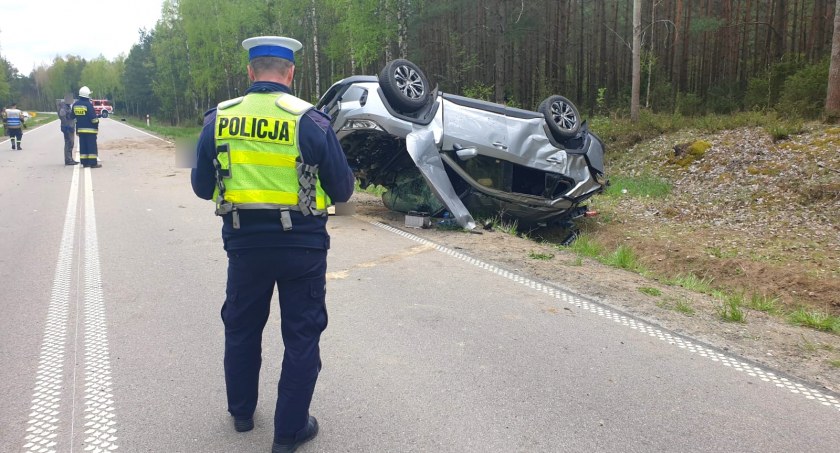 Zdjęcie policjanta na miejscu śmiertelnego wypadku/ KWP Białystok