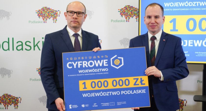 Zdjęcie marszałka województwa i wiceministra cyfryzacji trzymającego symboliczny czek na dofinansowanie usług cyfrowych w województwie podlaskim/ gov.pl/cyfryzacja