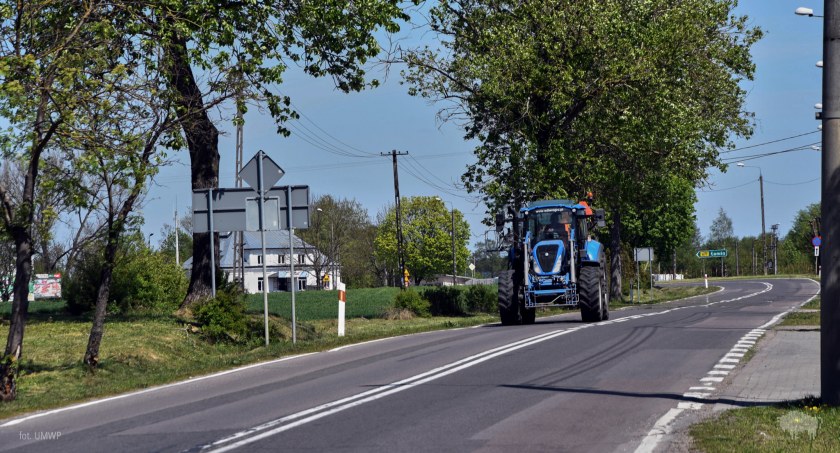 Zdjęcie traktora na drodze wojewódzkiej nr 677/ podlaskie.eu