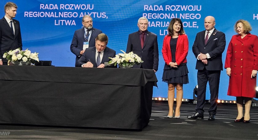 Zdjęcie przedstawiciela zarządu województwa podpisującego umowę na włączenie województwa podlaskiego do Sieci Gospodarczej Trójmorza/ podlaskie.eu 