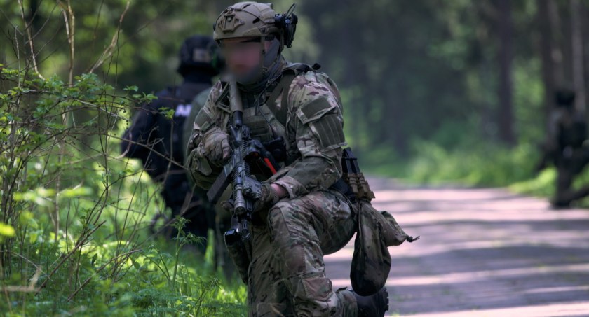 Zdjęcie policjantów podczas ćwiczeń kontrterrorystycznych/ podlaska.policja.gov.pl