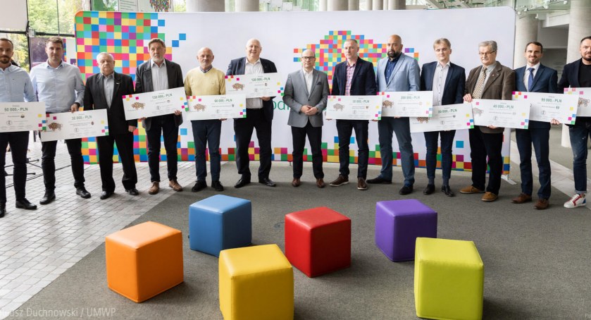 Zdjęcie przedstawicieli klubów sportowych z symbolicznymi czekami/ podlaskie.eu