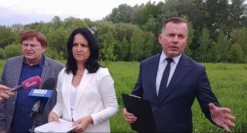 Zdjęcie z briefingu prasowego, podczas którego radni PiS przedstawili 