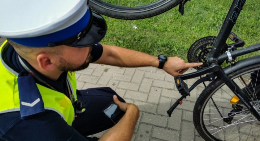 Zdjęcie policjanta drogówki sprawdzającego rower/ podlaska.policja.gov.pl