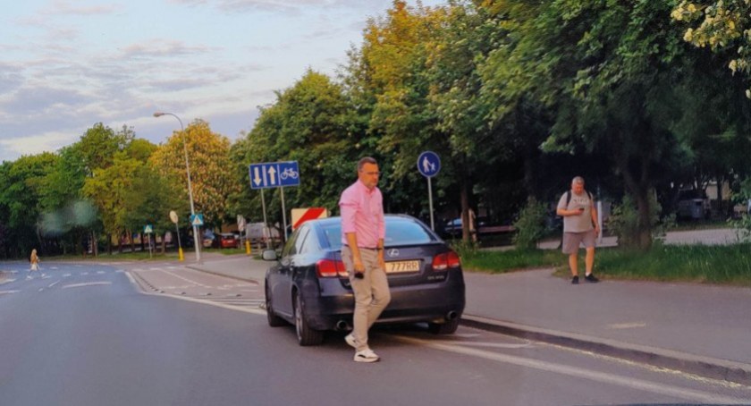 Rafał Rudnicki idący do bankomatu po nieprawidłowym zaparkowaniu auta / Źródło zdjęcia: Pieszy Białystok