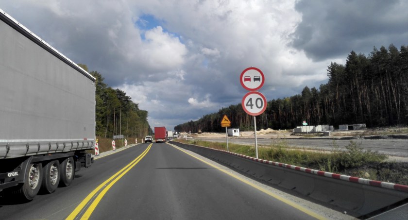 Zdjęcie ciężarówek na budowanej drodze/ DDB