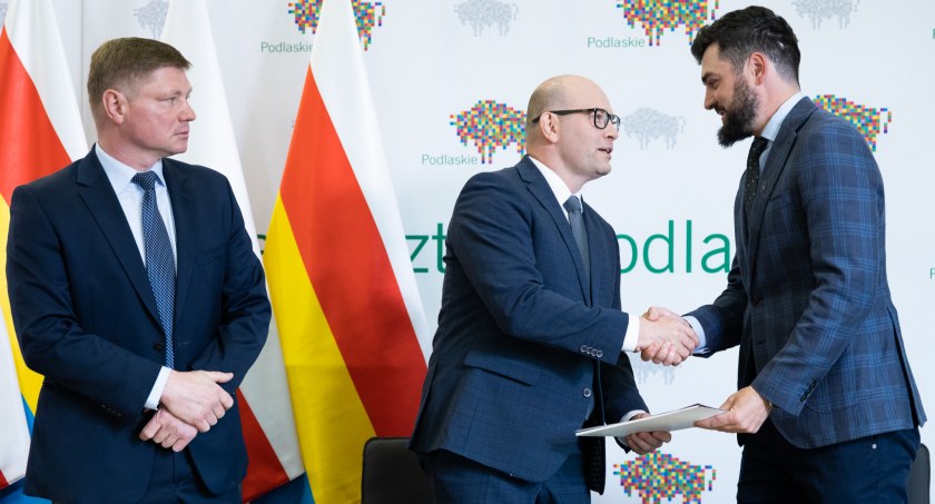 Zdjęcie członków zarządu województwa z przedstawicielem organizacji pozarządowej/ podlaskie.eu
