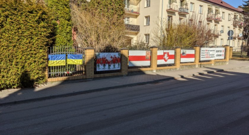 Zdjęcie płotu naprzeciwko Konsulatu Generalnego Białorusi w Białymstoku / Foto: DDB