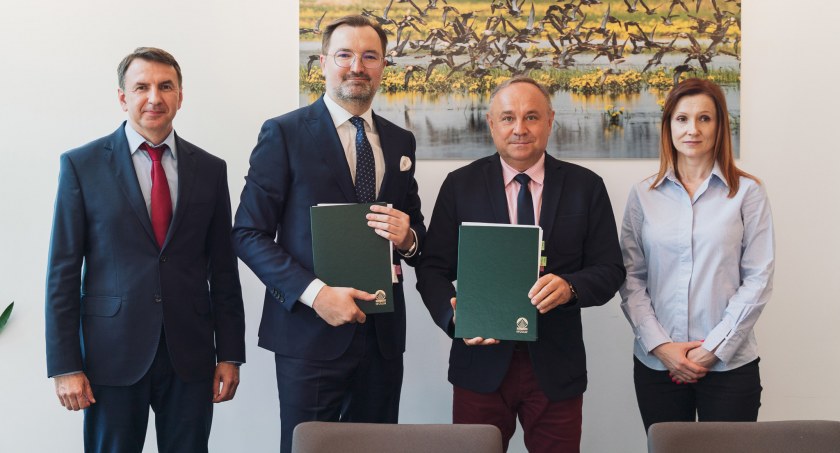 Zdjęcie przedstawicieli UwB i NFOŚiGW z podpisania umowy na realizację projektu 