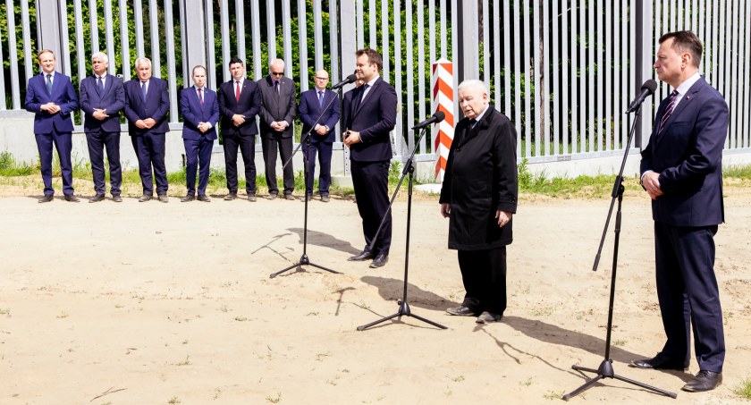 Zdjęcie Mariusza Błaszczaka i Jarosława Kaczyńskiego oraz podlaskich polityków pod zaporą na granicy polsko-białoruskiej/ podlaskie.eu