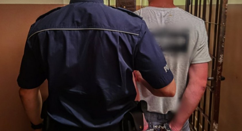 Zdjęcie zatrzymanego mężczyzny na komisariacie/ podlaska.policja.gov.pl