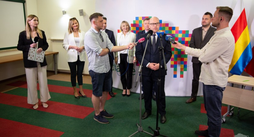 Zdjęcie z konferencji prasowej zapowiadającej dofinansowanie remontów w szkołach w Białymstoku i w  Łomży/ podlaskie.eu