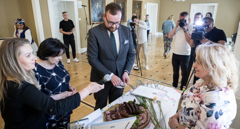 Zdjęcie z prezentacji nowych produktów regionalnych w Muzeum Rolnictwa w Ciechanowcu/ podlaskie.eu