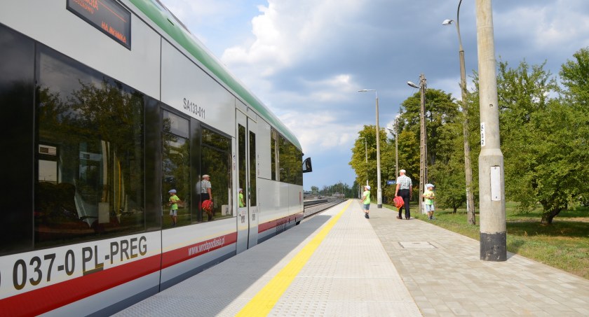 Zdjęcie pociągu Polregio na peronie/ Polregio