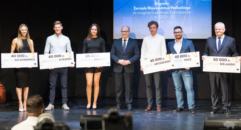 Zdjęcie marszałka województwa i sportowców nagrodzonych przez niego/ podlaskie.eu