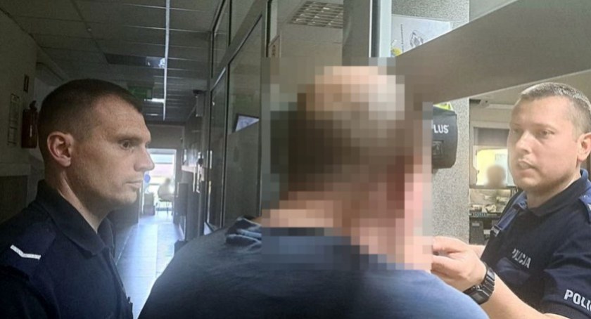 Zdjęcie policjantów badających trzeźwość kierowcy/ podlaska.policja.gov.pl