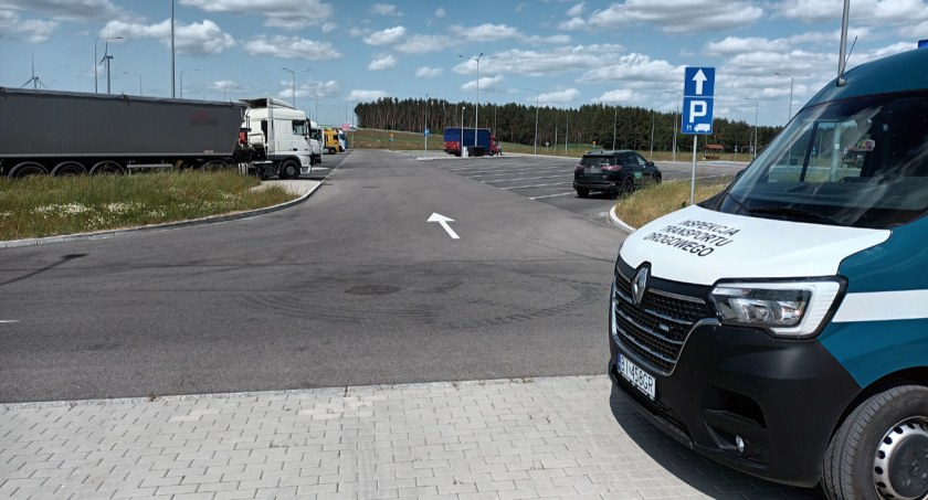 Zdjęci pojazdu WITD i ciężarówki przewożącej nielegalne odpady/ WITD