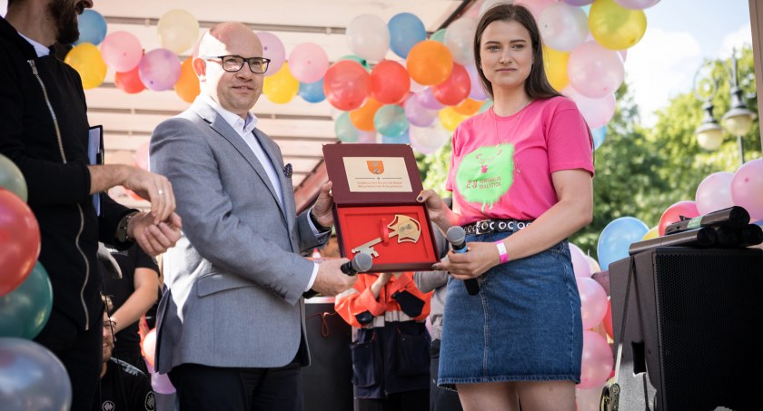 Zdjęcie marszałka Artura Kosickiego wręczającego symboliczny klucz do bram województwa podlaskiego studentom na rozpoczęcie Juwenaliów/ podlaskie.eu 