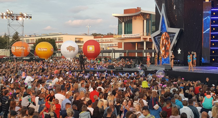 Zdjęcie sceny podczas Disco Pod Gwiazdami w Białymstoku/ DDB