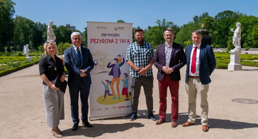 Zdjęcie wojewody podlaskiego z organizatorami gry miejskiej „Przygoda z Tatą”/ PUW