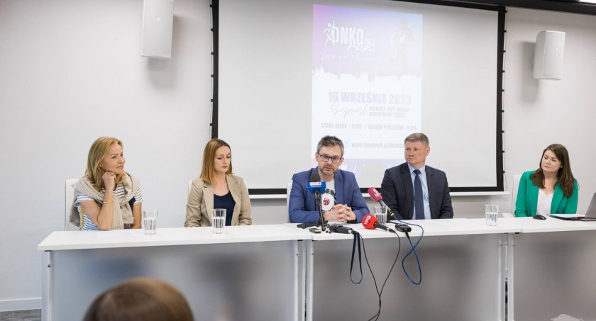 Zdjęcie z konferencji poświęconej tegorocznej edycji biegu OnkoRun/ podlaskie.eu