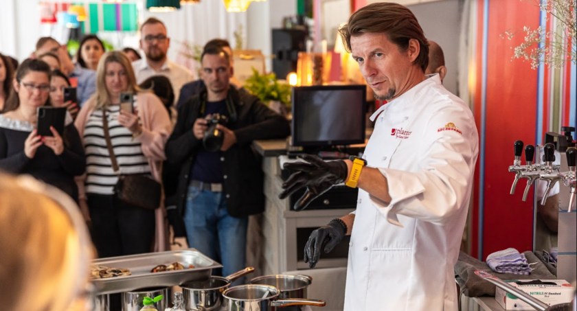 Zdjęcie z warsztatów gotowania z Karolem Okrasą/podlaskie.eu