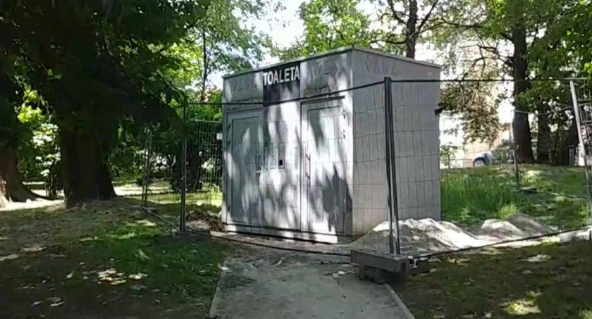 Zdjęcie szaletu miejskiego przy wejściu do Parku Planty/ DDB