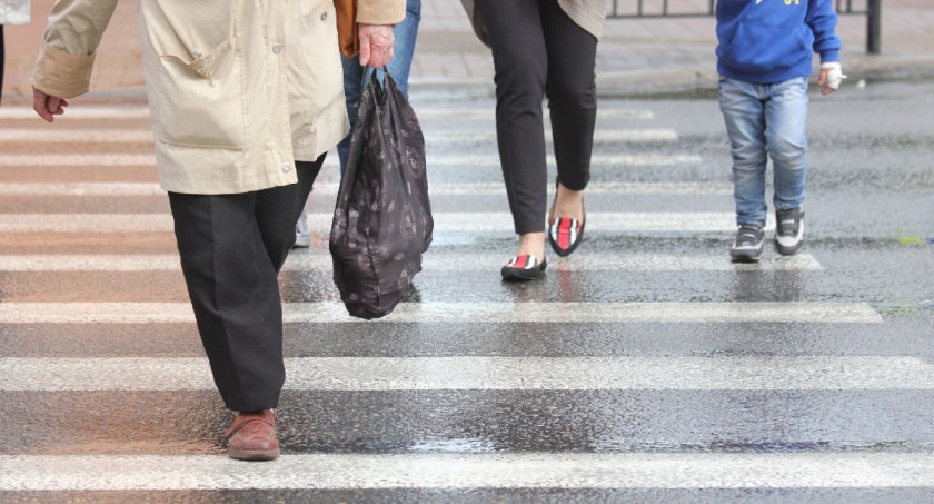 Zdjęcie osób na przejściu dla pieszych