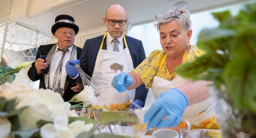 Zdjęcie marszałka województwa Artura Kosickiego na spotkaniu z seniorami/ podlaskie.eu