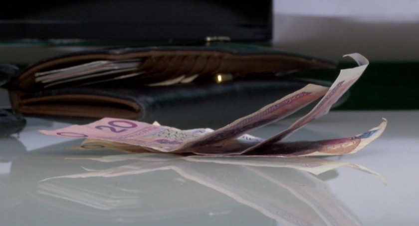 Banknoty przy portfelu / Foto: pixabay.com