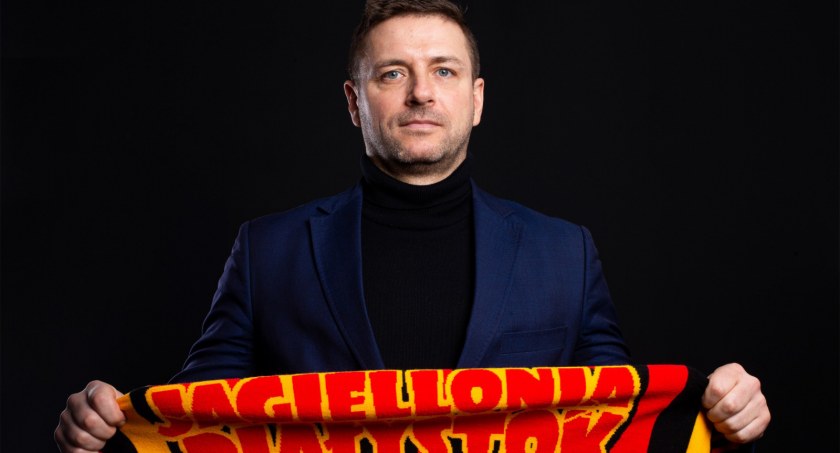 Zdjęcie Wojciecha Pertkiewicza trzymającego szalik Jagiellonii/ jagiellonia.pl