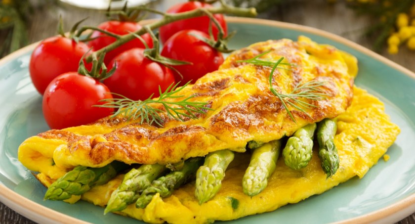 Zdjęcie potrawy z jajek i szparagów na talerzu