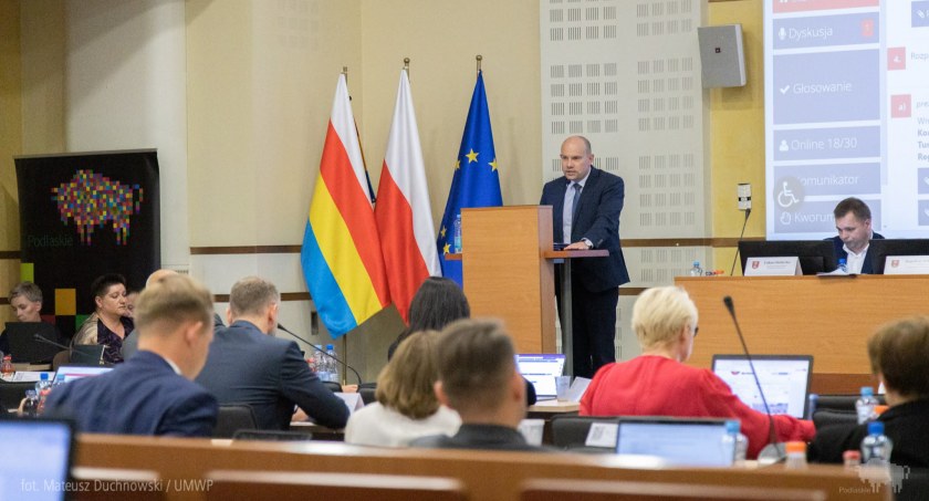 Zdjęcie z posiedzenia Sejmiku Województwa Podlaskiego i marszałka Kosickiego na mównicy/ podlaskie.eu