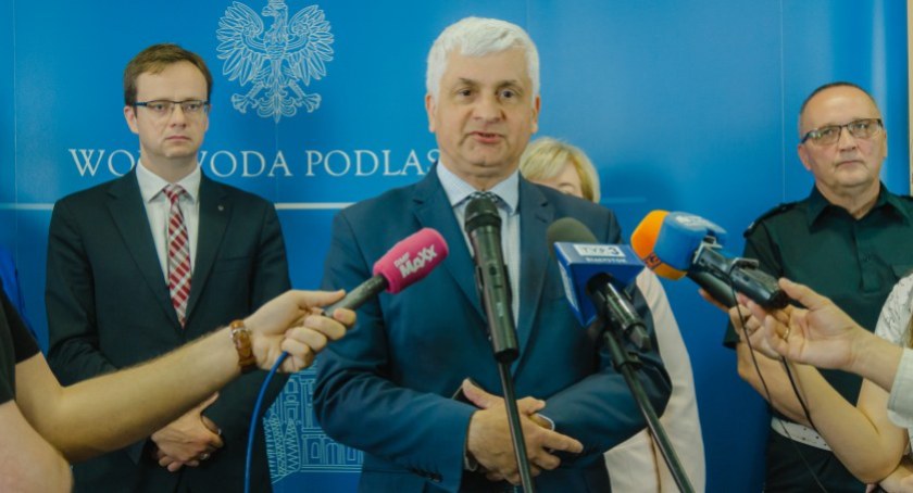 Zdjęcie z konferencji prasowej wojewody podlaskiego Bohdana Paszkowskiego / Foto: PUW