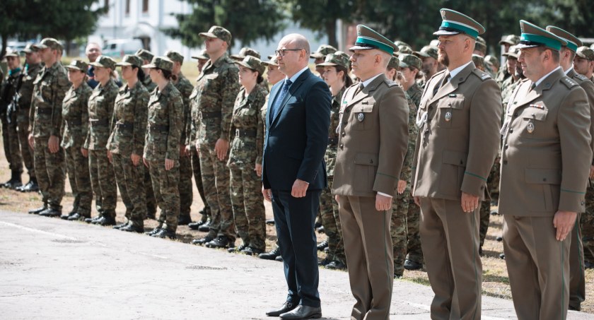zdjęcie z momentu odznaczenia marszałka województwa Srebrnym Medalem/ podlaskie.eu