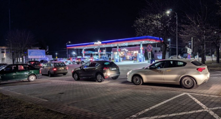 Zdjęcie samochodów stojących w kolejce do stacji paliw/ DDB