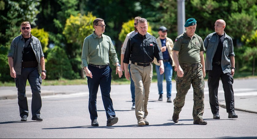 Zdjęcie premiera Mateusza Morawieckiego i ministra Mariusza Błaszczaka z żołnierzami 18 Pułku Rozpoznawczego w Białymstoku/ MON