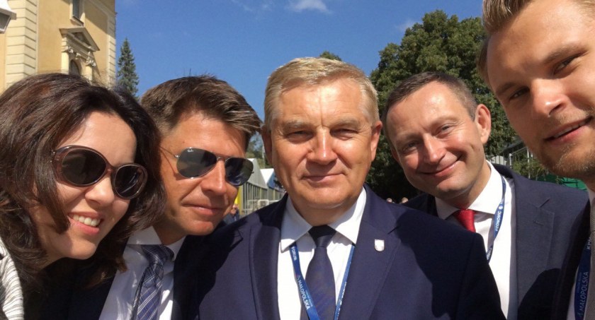 Zdjęcie Tadeusza Truskolaskiego z politykami Nowoczesnej/ Twitter.com