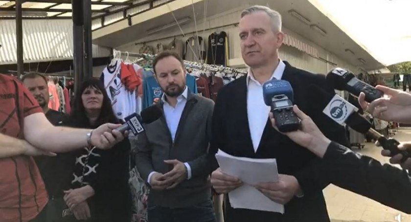 Zdjęcie Roberta Tyszkiewicza i Tomasza Frankowskiego na konferencji na bazarze/ Facebook.com Robert Tyszkiewicz