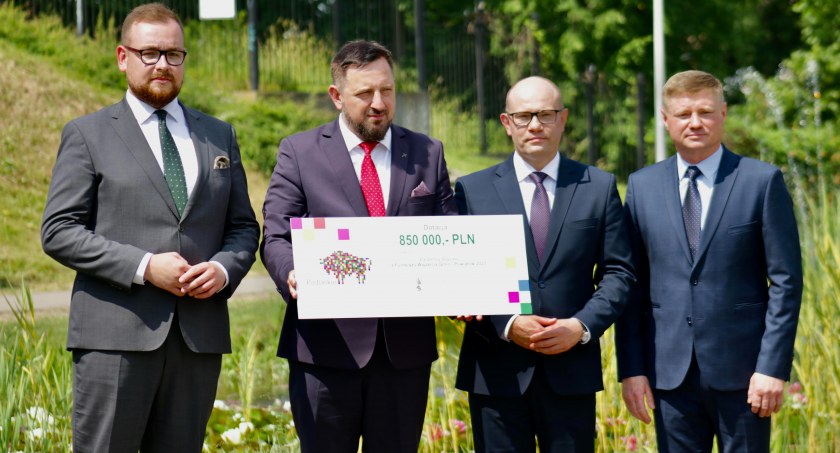 Zdjęcie przedstawicieli zarządu województwa podlaskiego z burmistrzem Supraśla/ UM w Supraślu