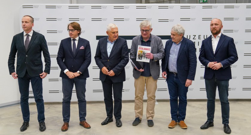 Zdjęcie przedstawicieli władz miasta i Muzeum Pamięci Sybiru/ bialystok.pl