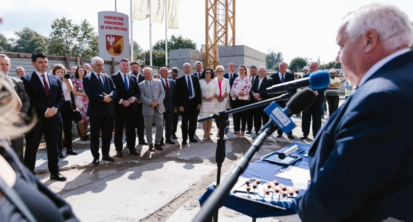 Zdjęcie z wmurowania aktu erekcyjnego pod nowy budynek starostwa powiatowego/ podlaskie.eu