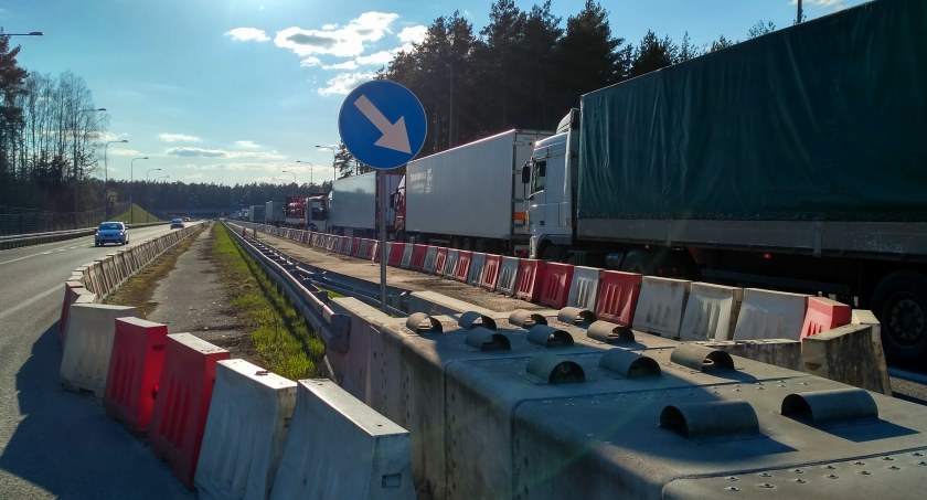 Zdjęcie TIR-ów na drodze krajowej/ DDB