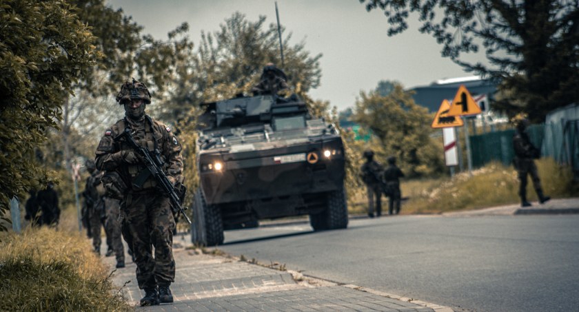 Zdjęcie pojazdu wojskowego i żołnierzy/ Twitter.com Dowództwo Generalne