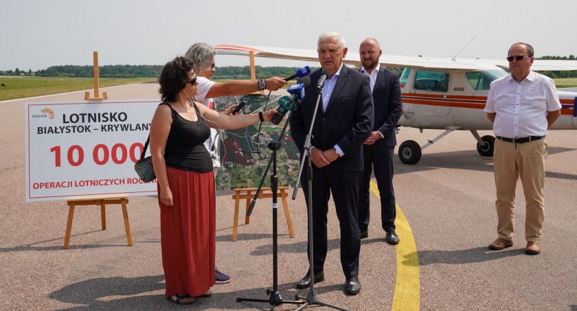 Zdęcie Tadeusza Truskolaskiego na konferencji prasowej na Krywlanach/ Twitter.com Miasto Białystok