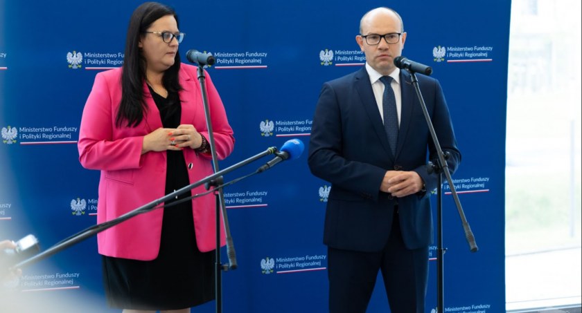 Zdjęcie wiceminister funduszy i polityki regionalnej Małgorzaty Jarosińskiej-Jedynak i marszałka województwa podlaskiego/ podlaskie.eu