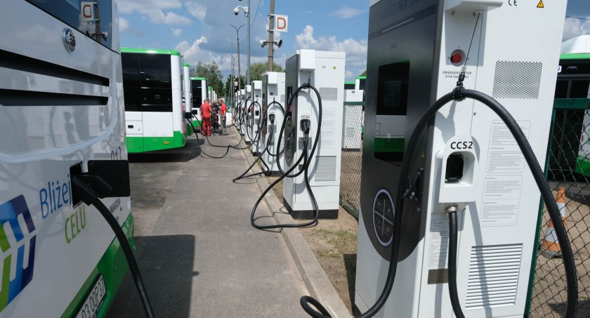 Zdjęcie autobusów elektrycznych BKM na stacjach ładowania/ bialystok.pl