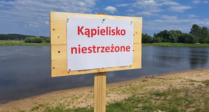 Zdjęcie tabliczki na plaży w Supraślu/ UM w Supraślu