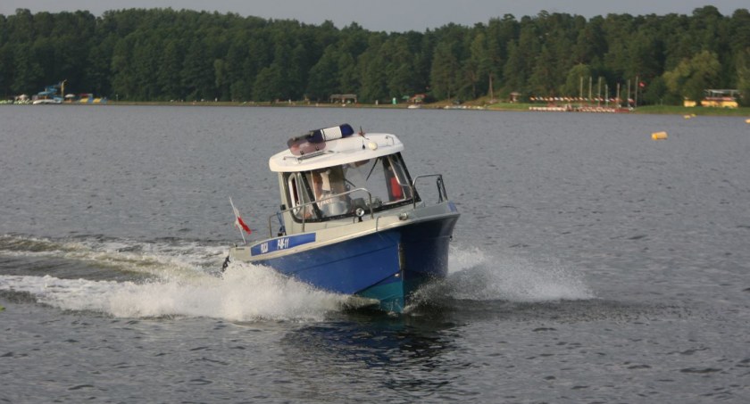 Zdjęcie policyjnego radiowozu na plaży/ podlaska.policja.gov.pl