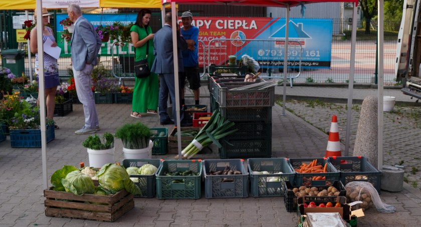 Zdjęcie stoiska z owcami i warzywami na rynku na Kawaleryjskiej/ bialystok.pl